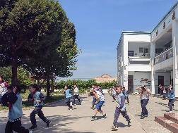 灞桥区岳家沟小学开展防震疏散安全演练活动