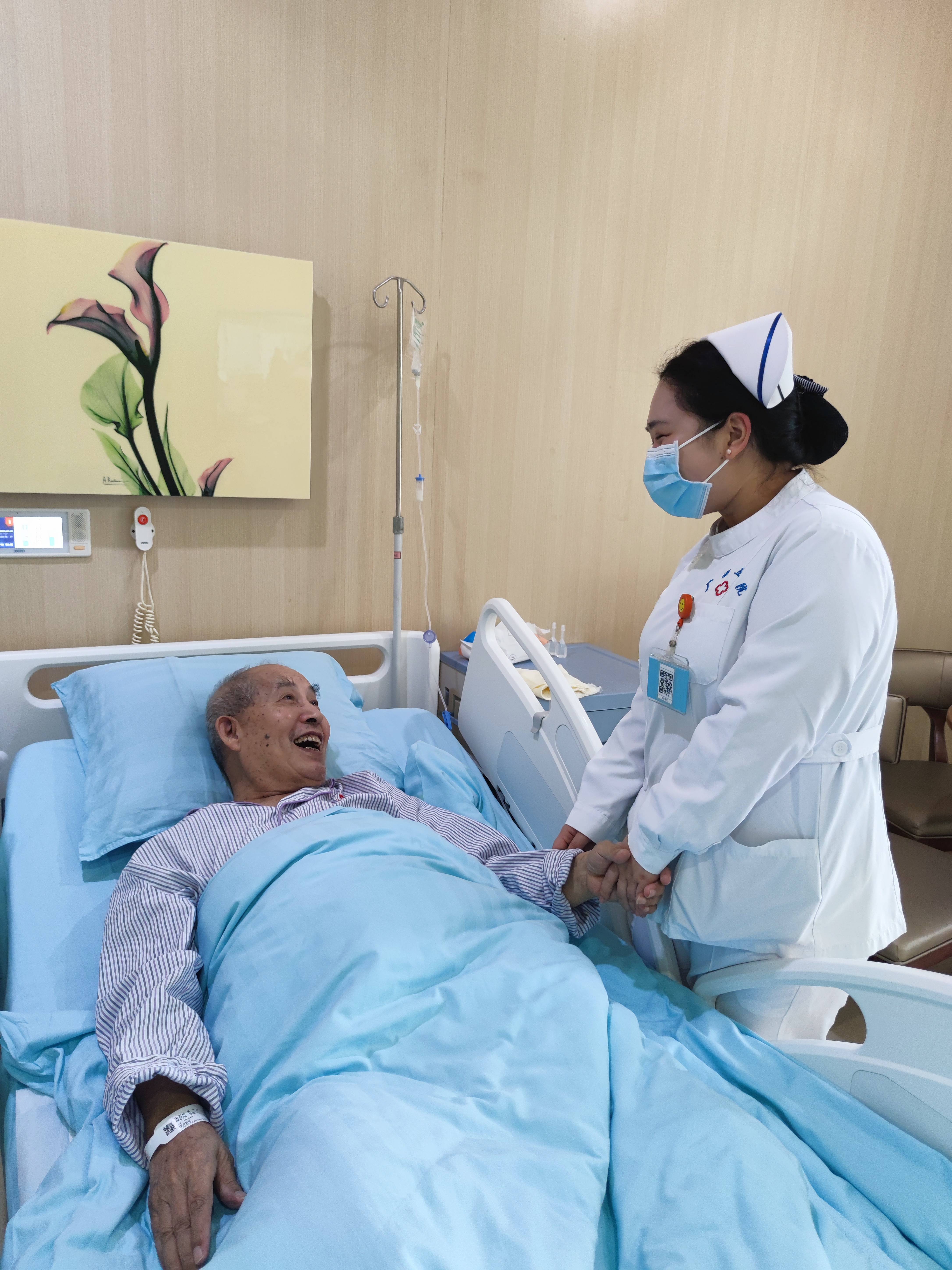 高钰琳认为,如果护理员在经过学习陪护照料的专业知识,与患者沟通的