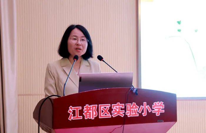 01翟长丽老师汇报的题目是《长长的路,慢慢地走》,她结合自身的专业