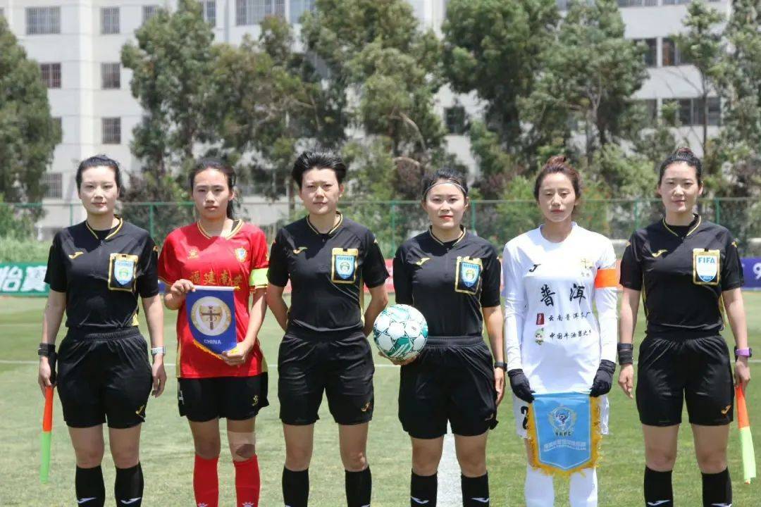 徐楠,浙江省足球协会注册裁判员,现杭州市风华中学体育教研组组长