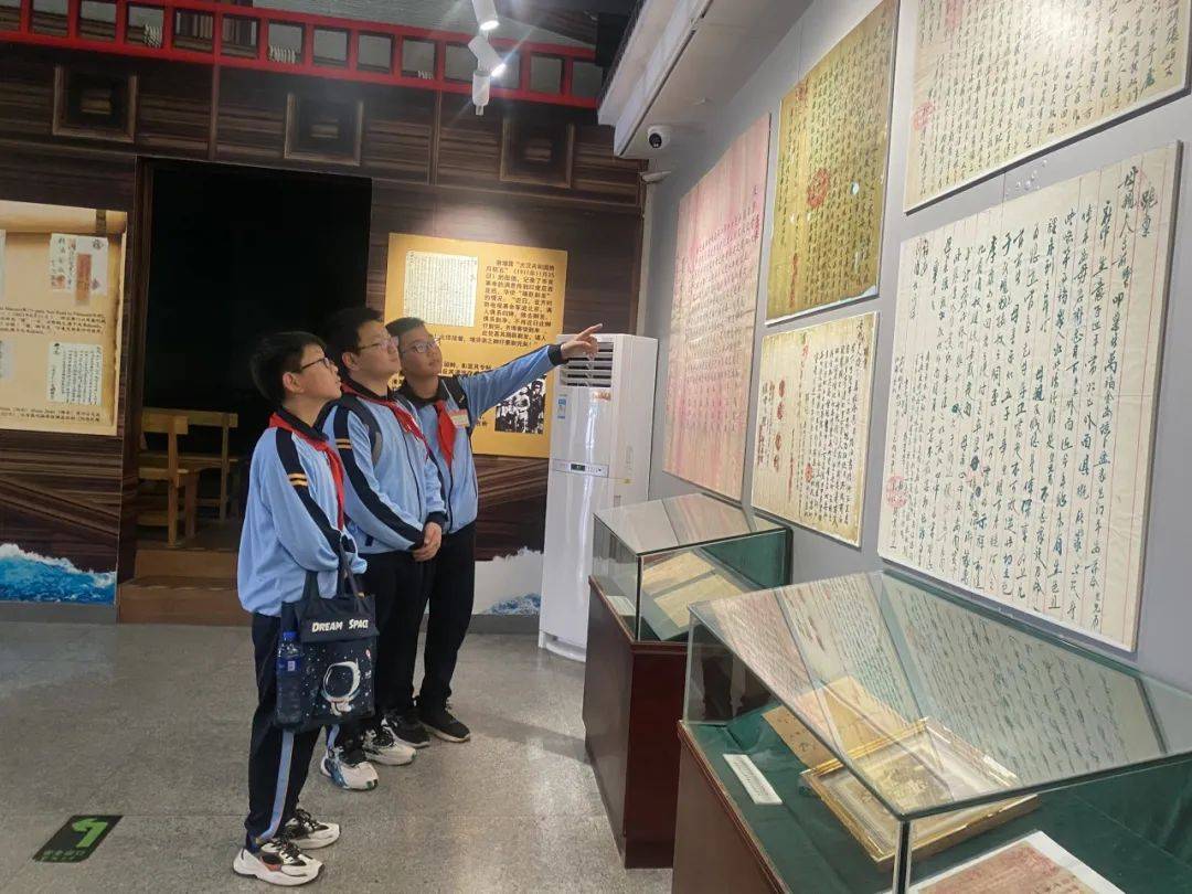 孩子们一进侨批馆,立刻被琳琅满目的侨批吸引住了,被浓浓的侨情深深地