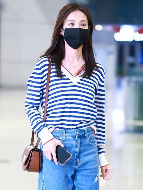 李一桐带火的这件海魂衫真的太好看了,随便几张look,都能穿出超模气场