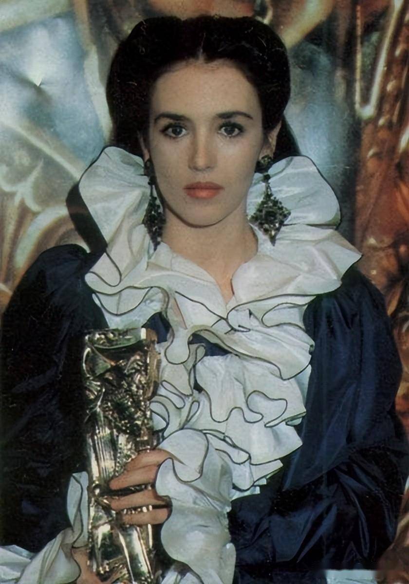 苏菲玛索57岁未婚,不遮皱纹优雅变老,比模样大变的阿佳妮好看