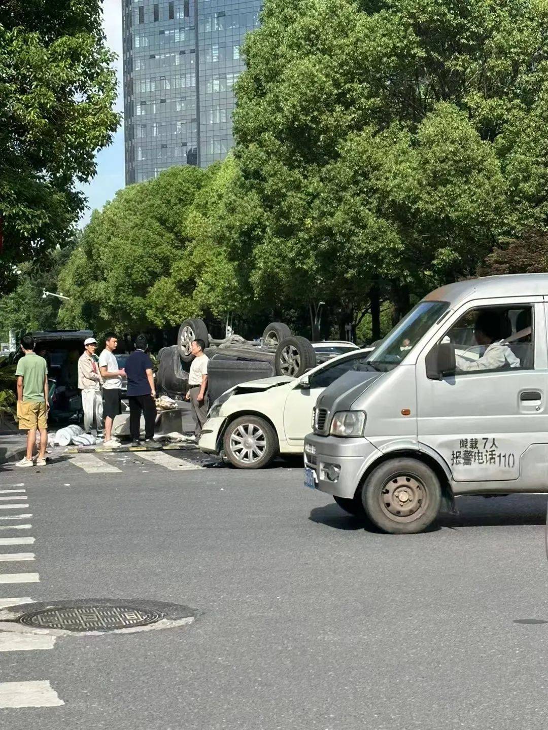 今早永康总部中心一车四脚朝天,现场.