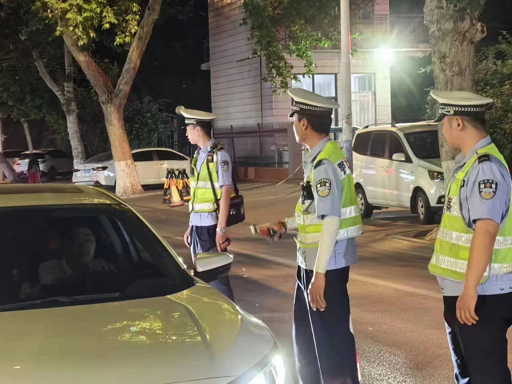 交警夜查酒驾图片高清图片