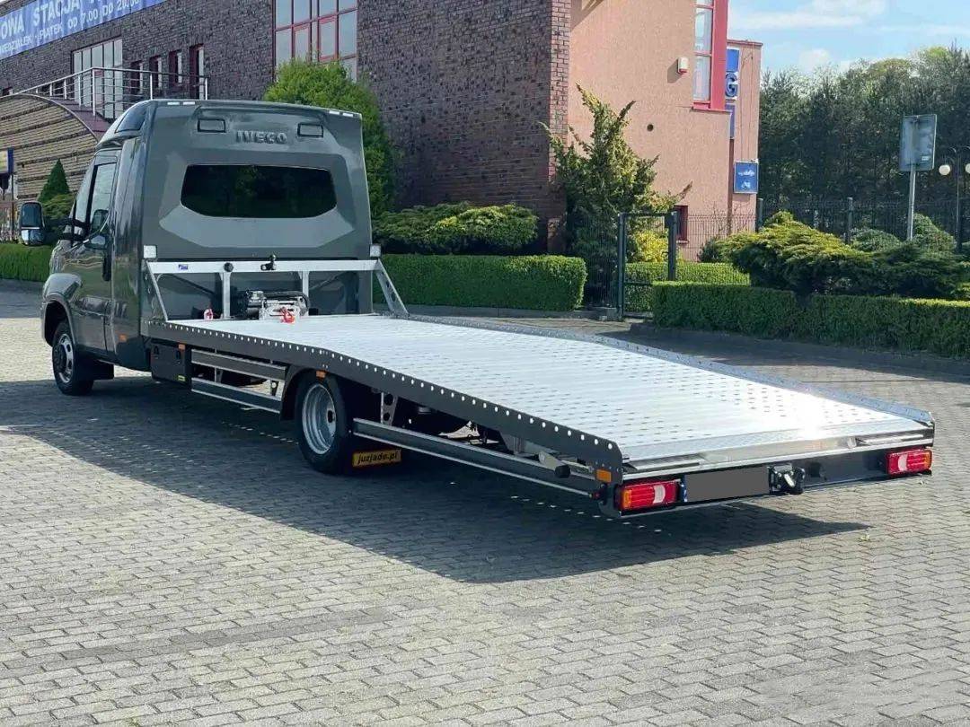 依周好车|能睡觉还带厨房,带你看一辆跑长途的依维柯daily平板