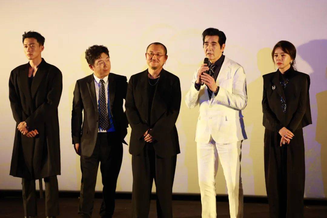 同样让记者们惊喜不断,乌尔善,黄渤,费翔,侯雯元,刘江江,后期编导张蠡