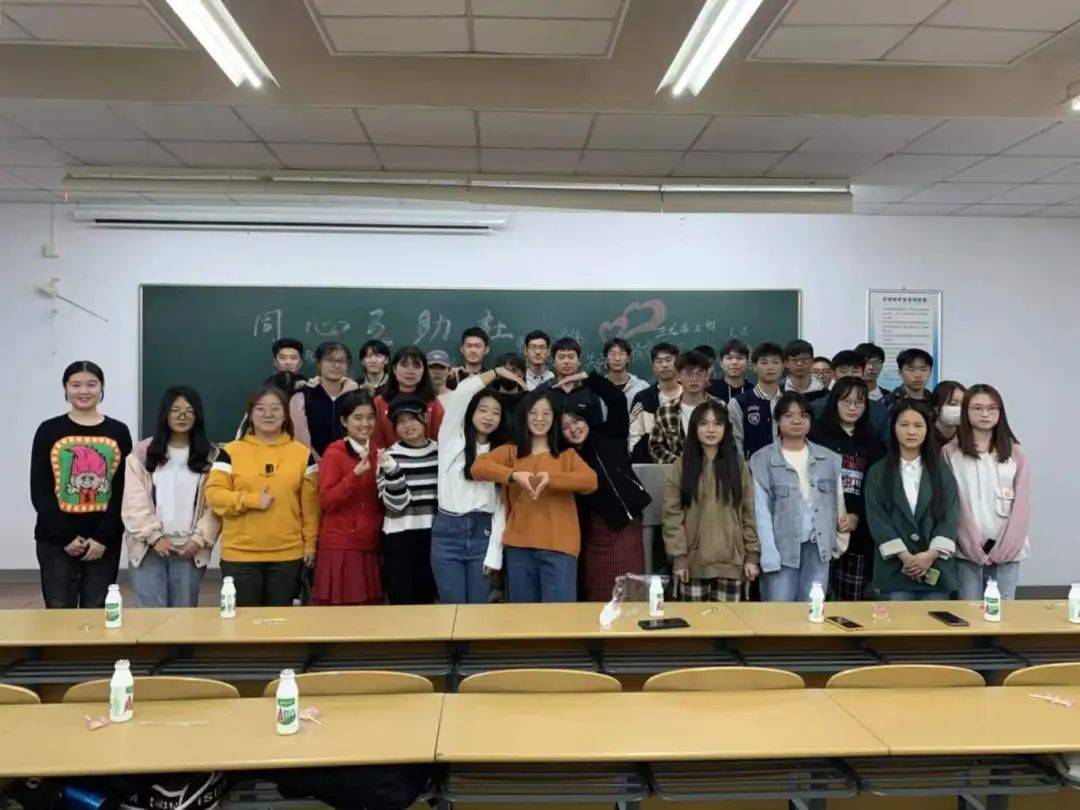 用青春陪伴青春,她是学生成长路上的引路人