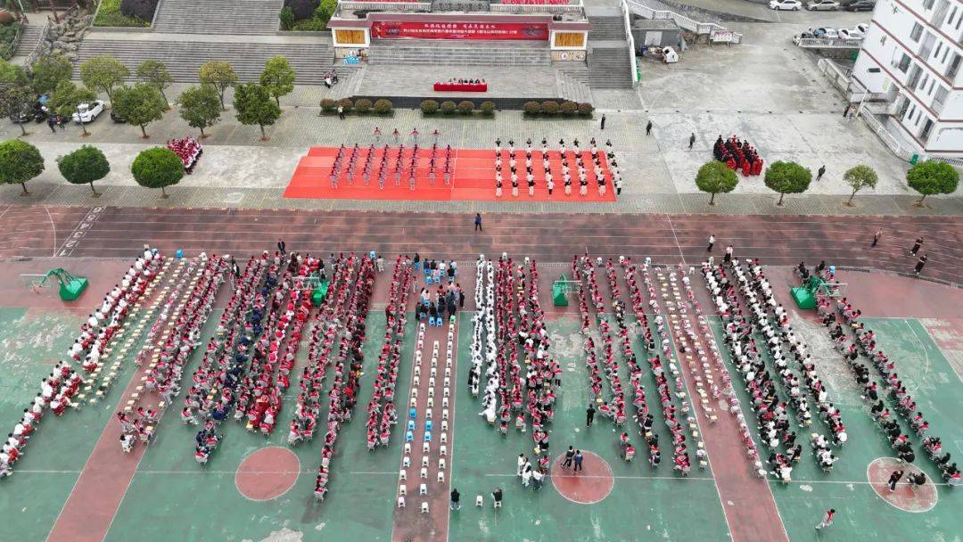 务川自治县县庆中学将民族传统文化融入日常教育中,在特色大课间上