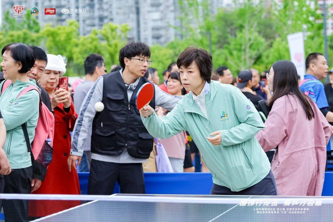 启动仪式上,乒乓球奥运冠军王励勤,阎森,张怡宁,世界冠军张德英,曹燕