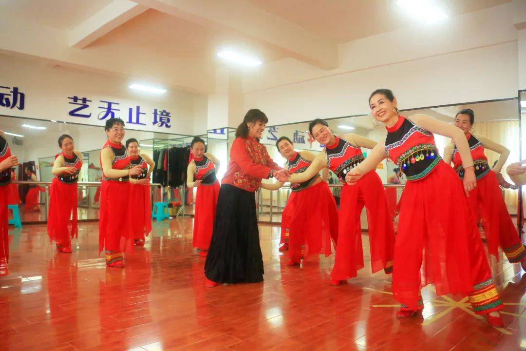 母亲节特别访谈——威宁有支"妈妈"艺术团_民族_舞蹈_文化