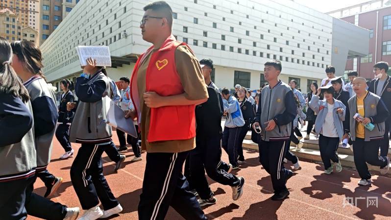 地震发生后,海湖中学迅速开展先期处置和自救互救,信息