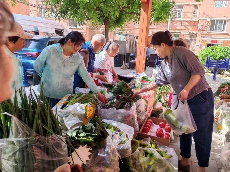 朝阳邮政便民菜车开到社区居民家门口_活动_蔬菜_服务