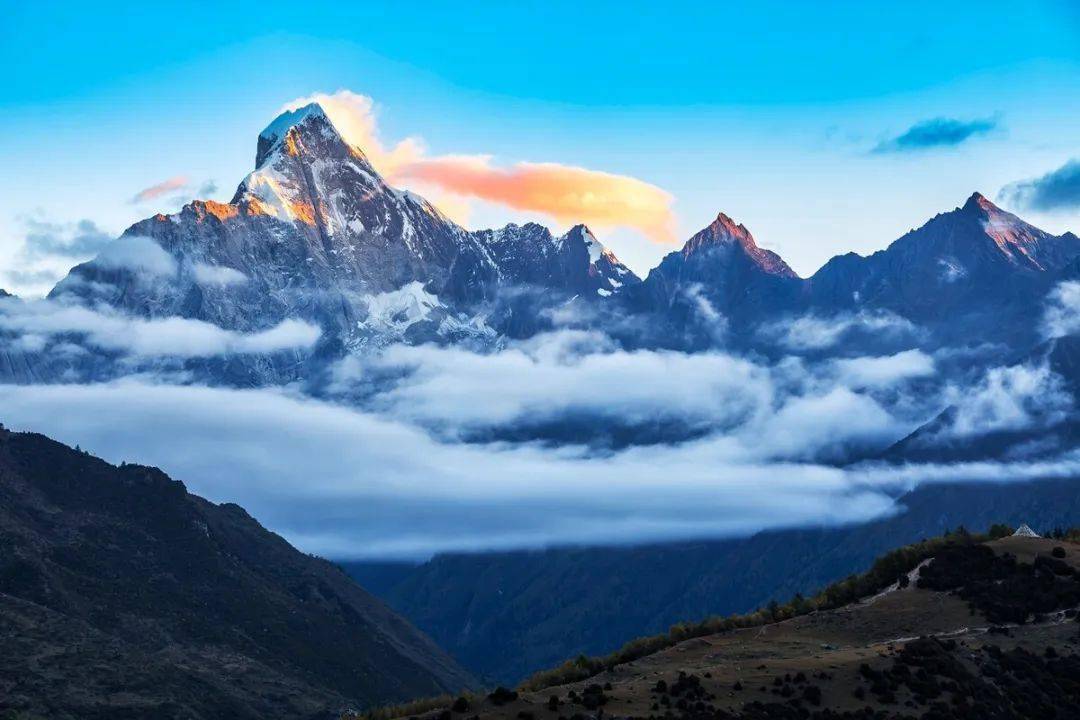 山脉中四座毗连的山峰组成,根据当地藏民的传说,为四个美丽的姑娘所化