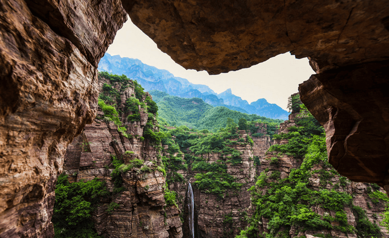 这里秀峰突兀,石径崎岖,红,白龙溶洞深邃,喊泉银瀑悬壁.