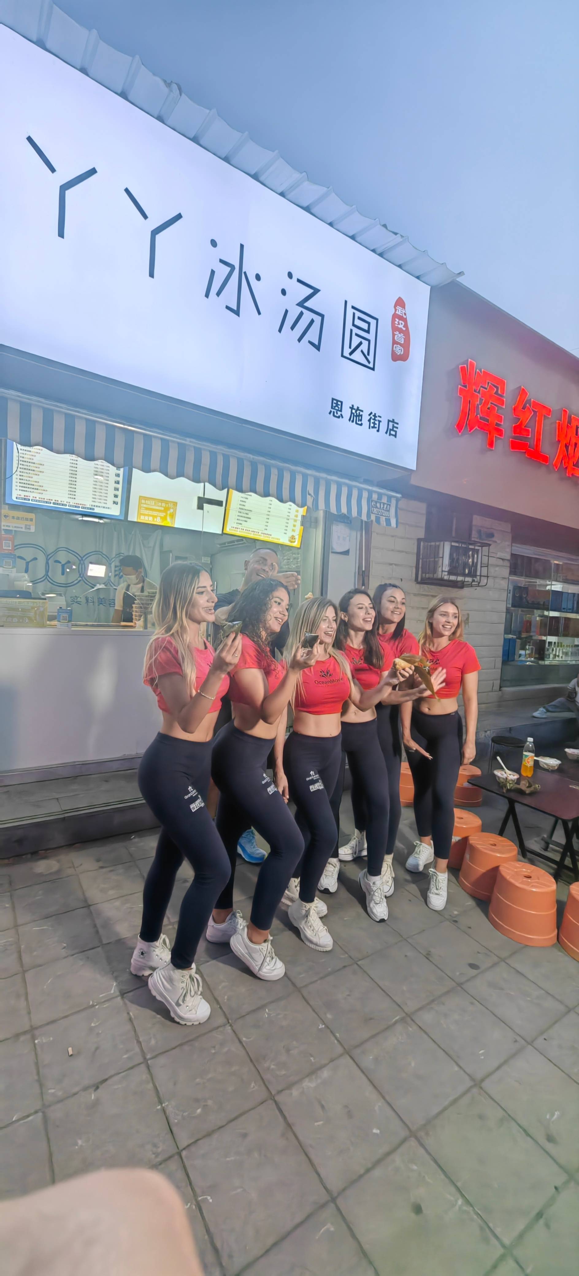 西班牙沙排宝贝体验恩施街美食,现场学说武汉话