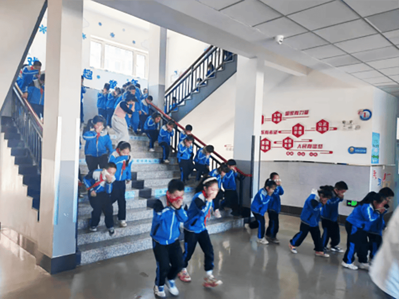 城东街道文化社区联合第七小学开展消防安全应急疏散演练