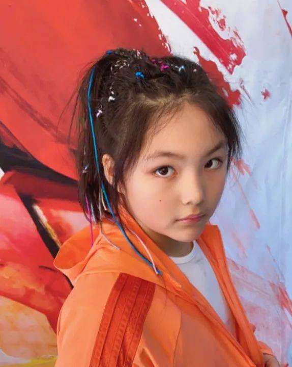 李湘晒出女儿王诗龄13岁照片,变化好大啊!从霸道胖妞到苗条淑女