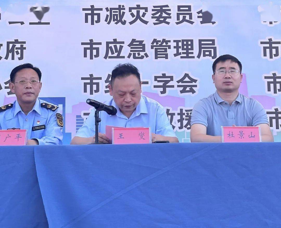 第一声警报拉响后,班主任老师在教室对全体学生进行应急避难指导.