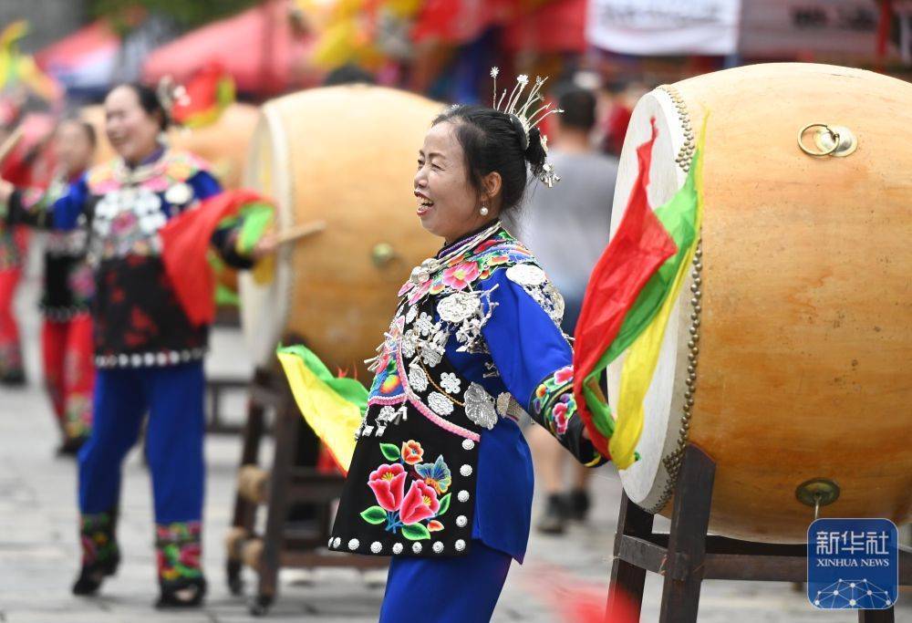 在贵州省铜仁市松桃苗族自治县正大镇苗王城景区,苗族同胞在打花鼓