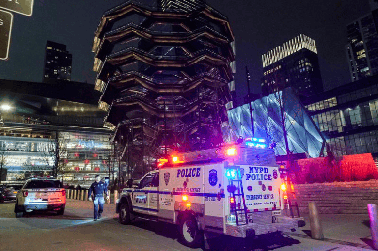 "杀人大楼"关闭3年重开!安全防护再加码,网友:这下套上包装袋了