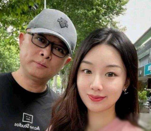 "孟非婚姻真相大揭秘:妻子偷翻手机,他的反应却让人深思"_李雪_信任