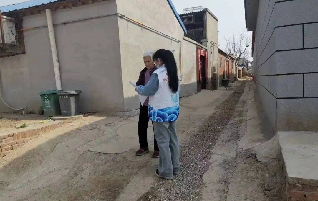 为缓解花庄地铁站太玉园-c口非机动车停放问题,张家湾镇团委常态化