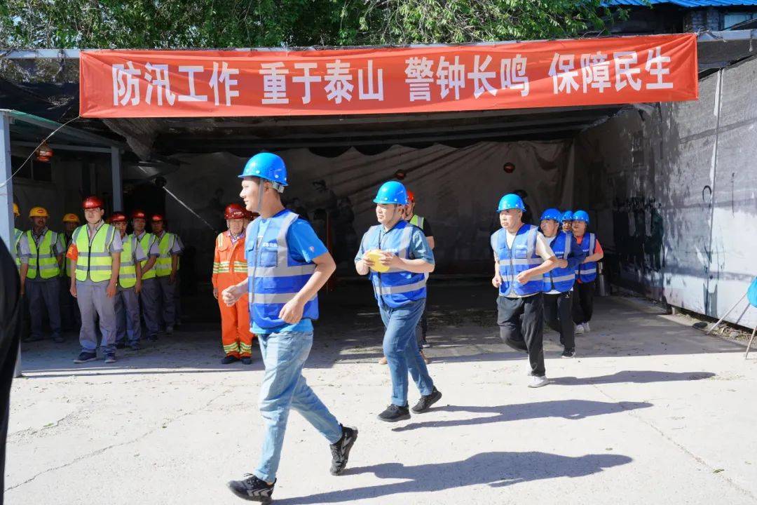 房屋漏雨苫盖抢险,房屋加固抢险,地下车库倒灌排水抢险以及简易楼人员