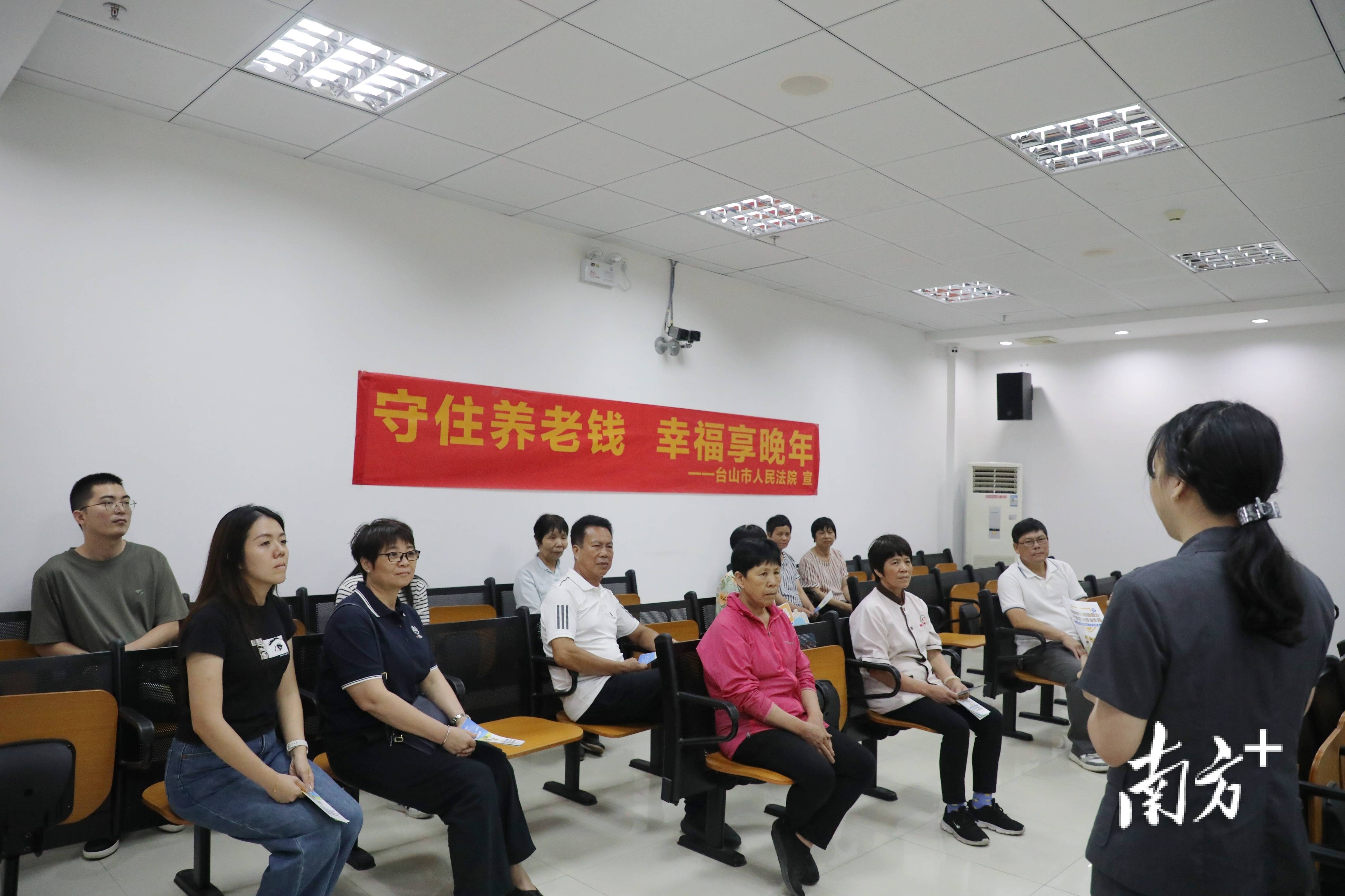 台山老年人群体"零距离"旁听涉老诈骗案庭审