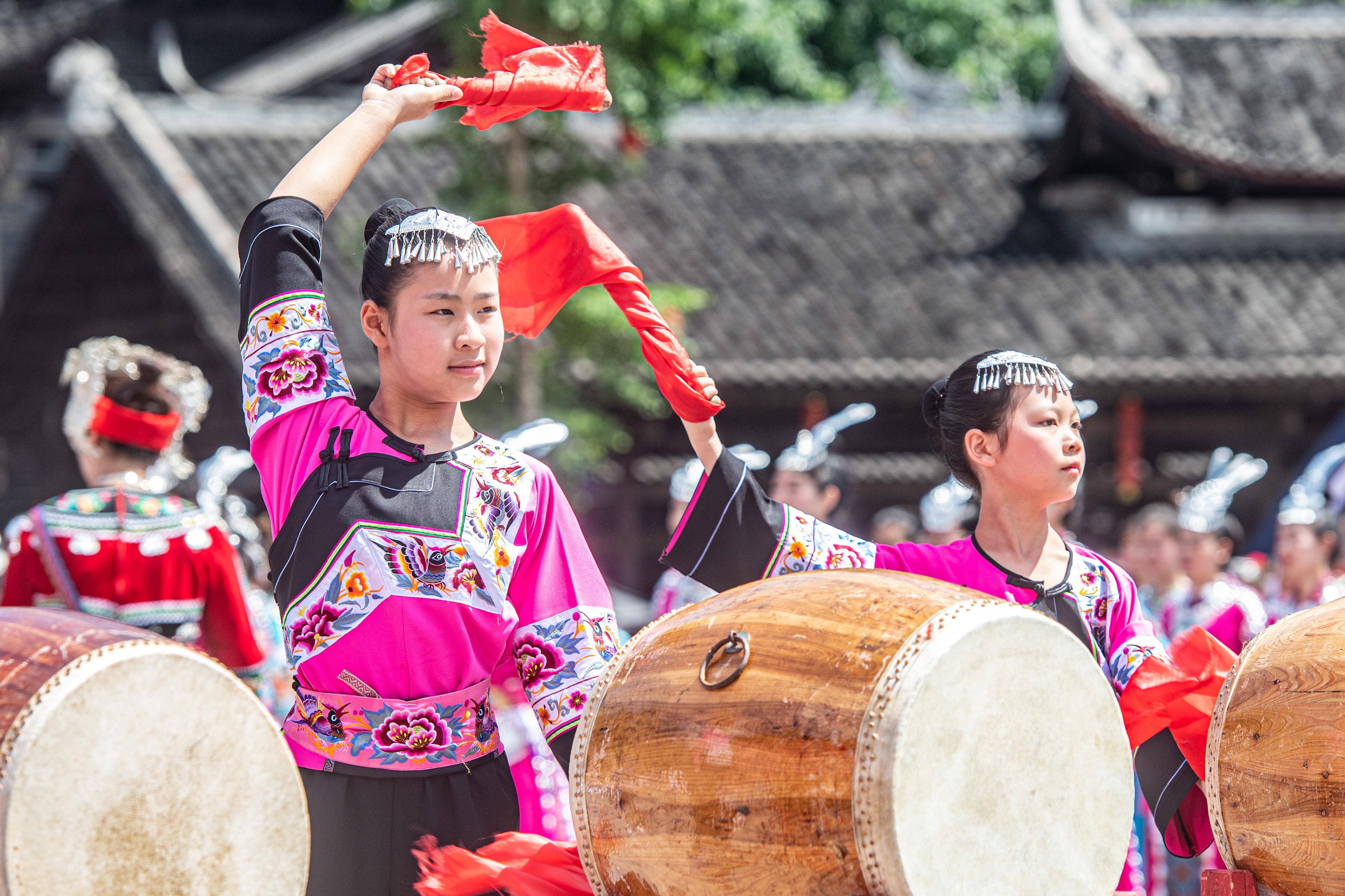 重庆彭水:万人苗舞"踩花山" 文旅融合传非遗