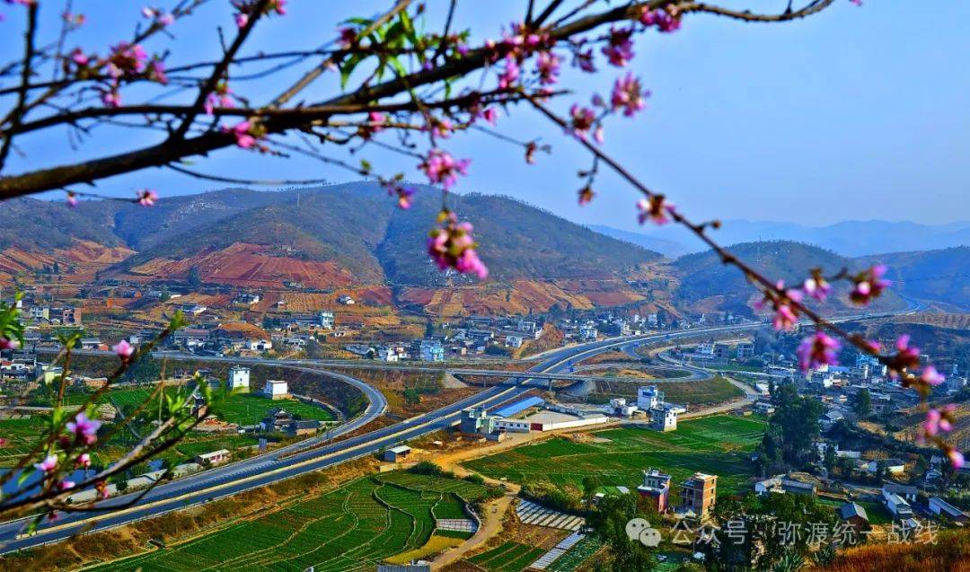 弥渡县:铺设"四好农村路" 打通"三交"快车道