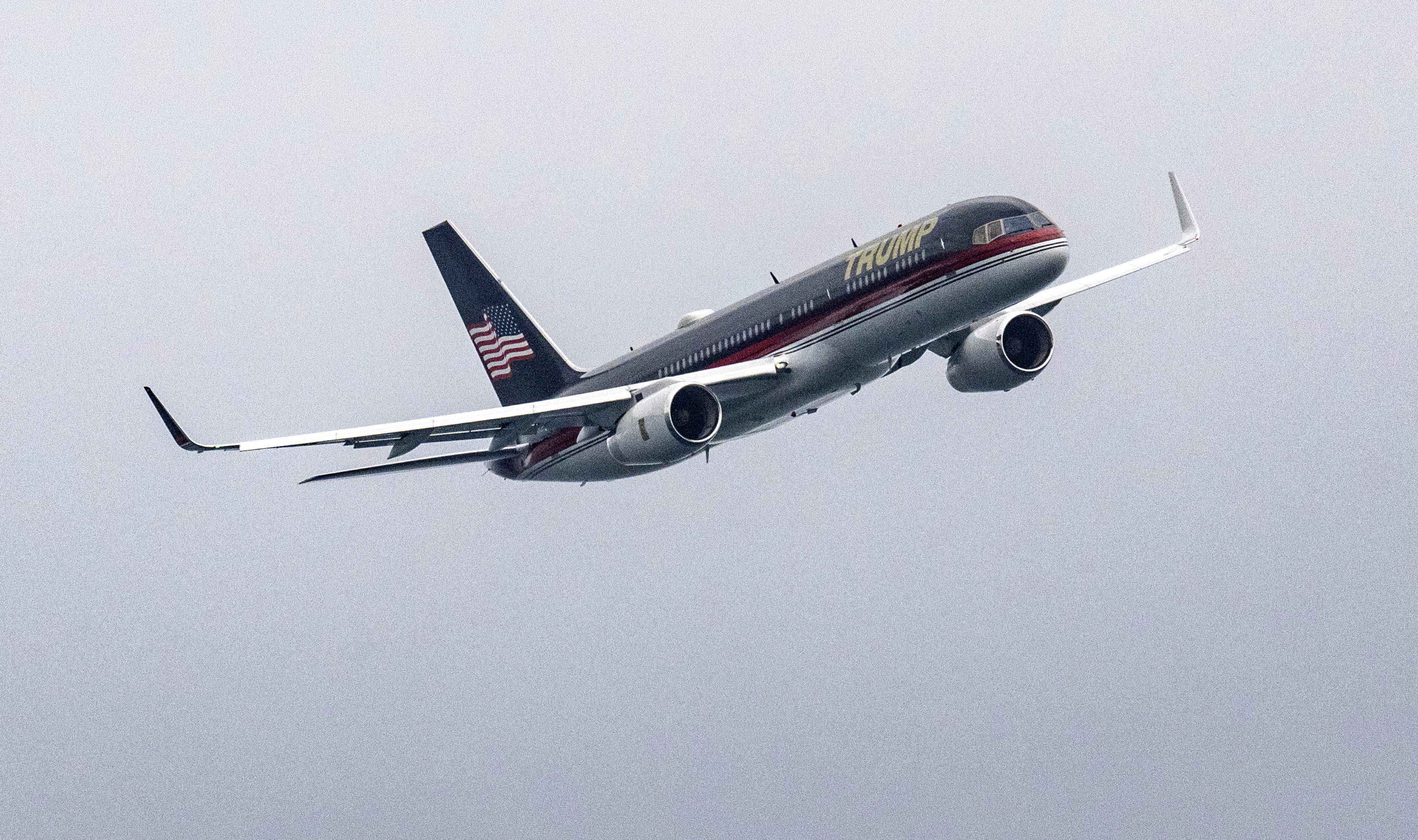 特朗普私人波音飞机发生剐蹭