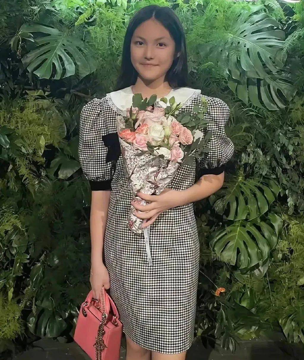 李湘晒出女儿王诗龄13岁照片,变化好大啊!从霸道胖妞到苗条淑女