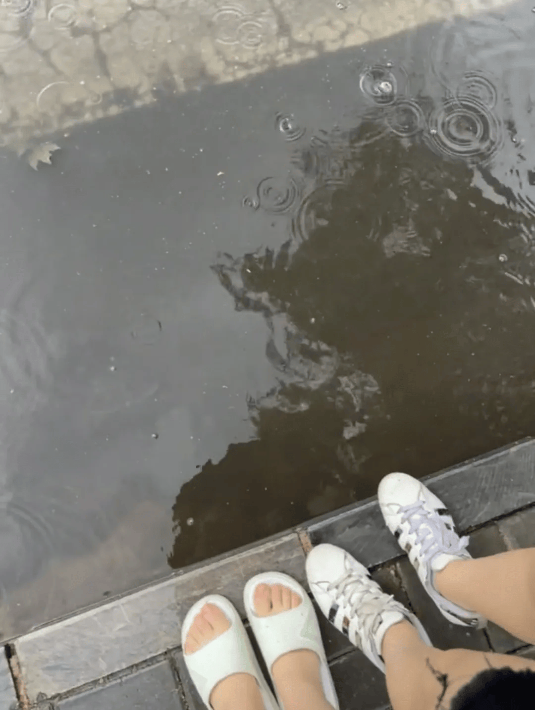 雨鞋深陷泥潭图片