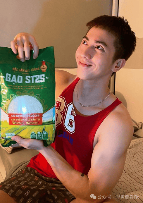 匀称精壮的肌肉男