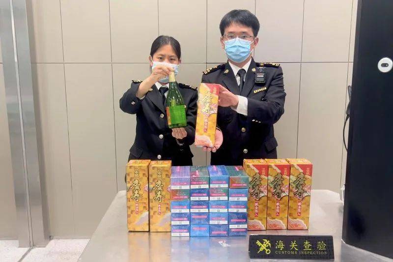 查获违规携带入境含金箔成份酒及超量电子烟烟弹