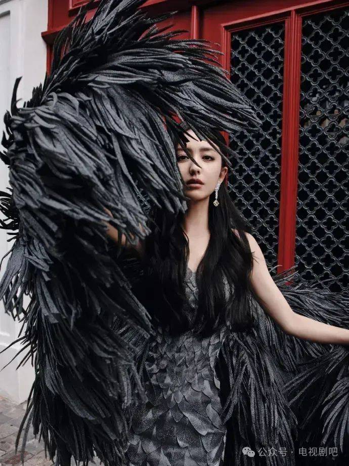 佟丽娅穿羽毛裙出席戛纳 霸气女王气场十足