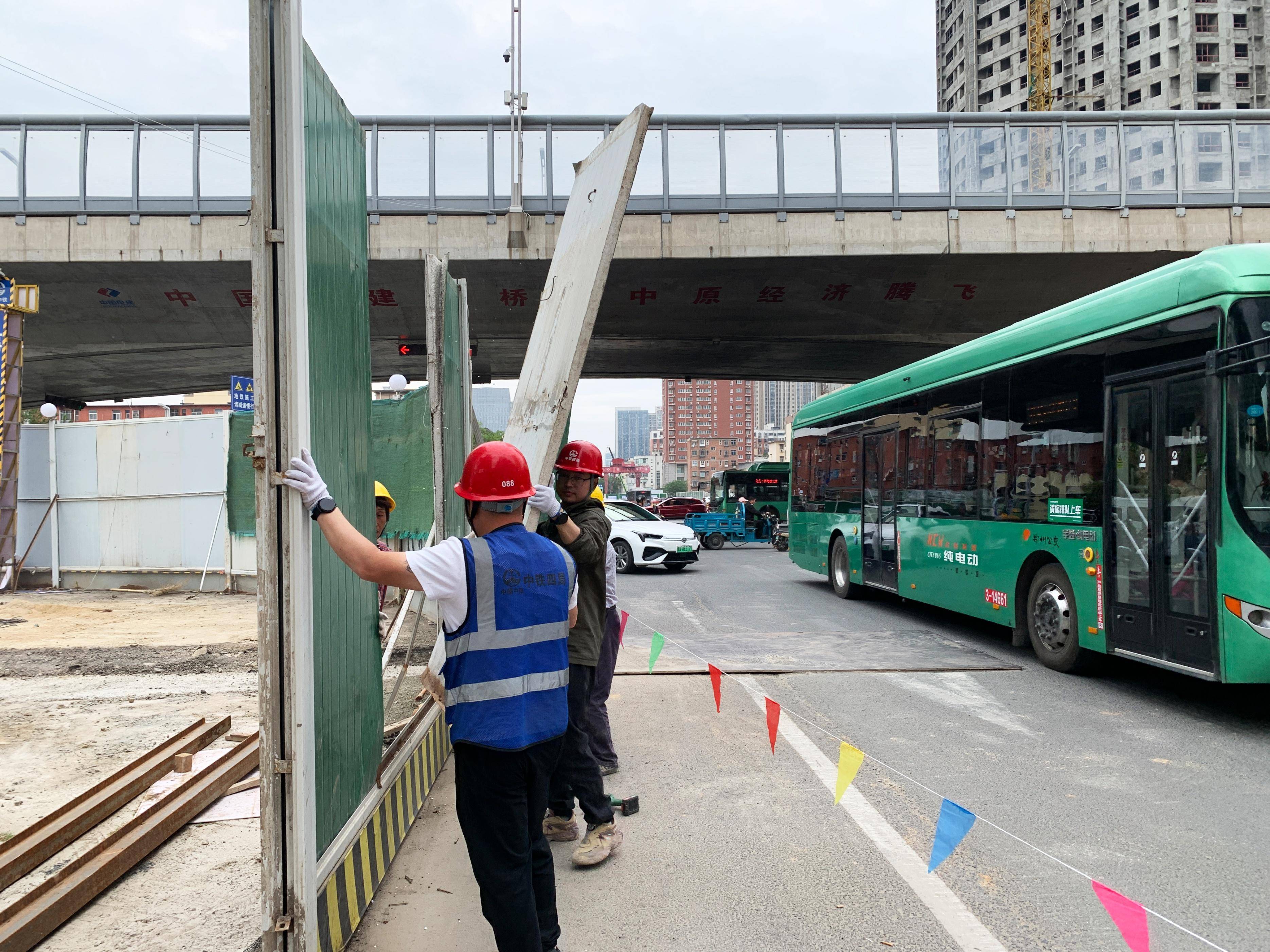 郑州地铁7号线路砦站工程进展 路砦站大学路路段恢复正常通行