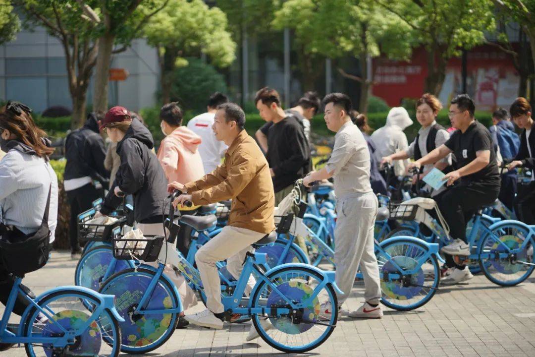 今天,长宁这群年轻人骑上共享单车,开启了一次"低碳之旅"