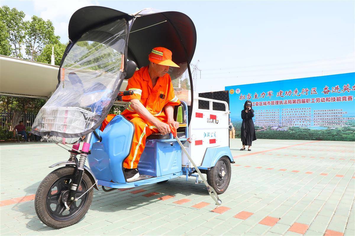 武汉江夏环卫工人同台比拼"绣花功夫"