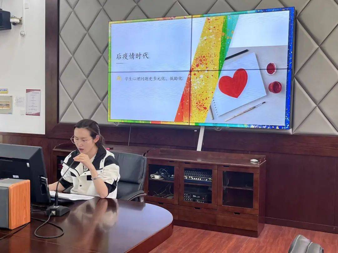 紧接着,刘雯婷以独到的视角,深入剖析了后疫情时代学生的心理特征