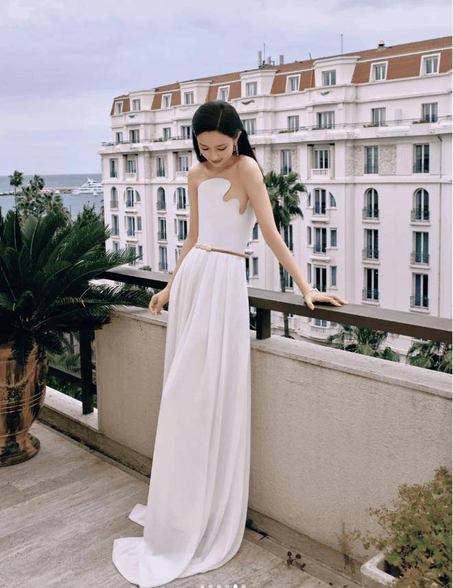 不规则抹胸白色长裙,加上腰上别致的腰带,让佟丽娅看上去简直像只优雅