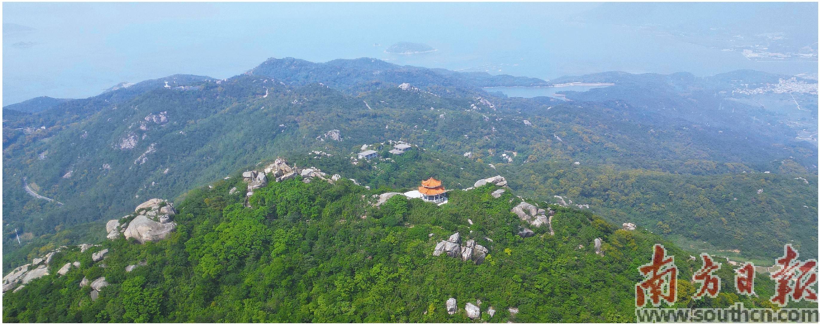 位于南澳海岛国家森林公园的汕头第一高峰——大尖山,是许多徒步越野
