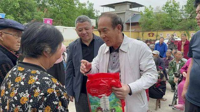 良久团购,大连市陕西商会商洛慈善分会在腰市镇开展"献爱心·送真情"