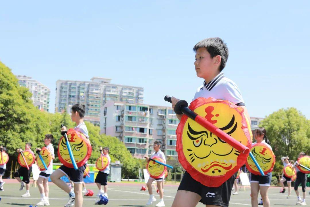 16日,专家,教师还组团走进杭州市求知小学,拱宸桥小学,长阳小学,胜蓝