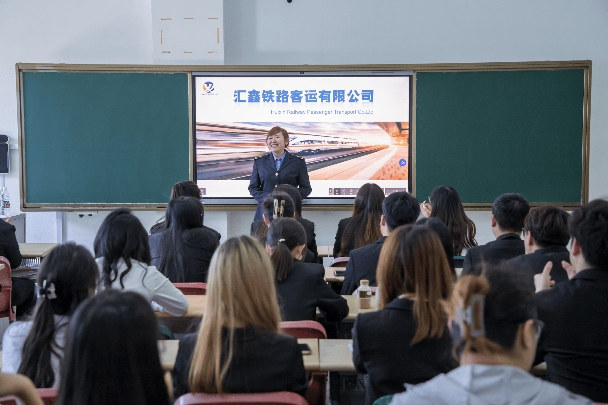 河北日报:管家婆一码一肖100中奖-城市：探索城市线条：富士X-H2相机与超广角镜头的建筑摄影之旅  第7张