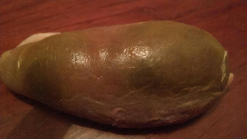 福建村民杀猪时掏出"怪蛋",通体绿毛值600万?专家:这不是猪宝