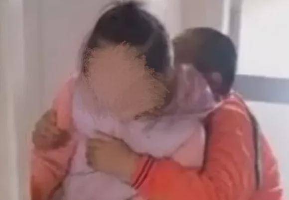 女孩被亲哥强迫果睡揉胸母亲拍视频赚钱:有多少魔鬼都是身边亲人