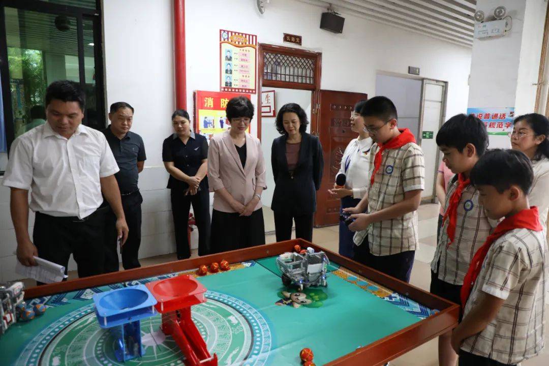 来宾市科普大篷车进校园活动暨专家报告会在市城南小学举行