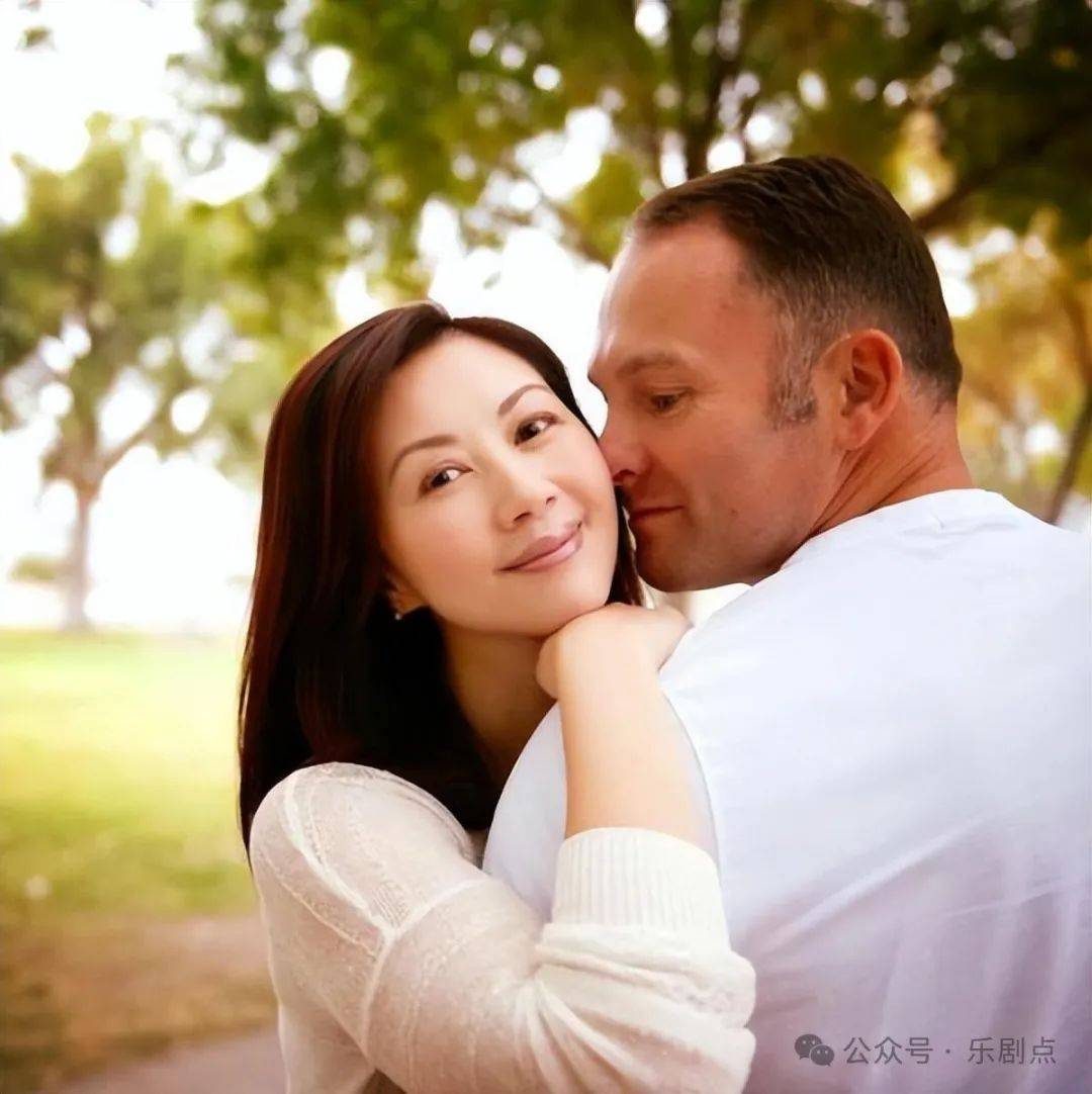 57岁港姐近照美貌大杀四方!三婚带娃嫁初恋,选美赢邱淑贞关秀媚